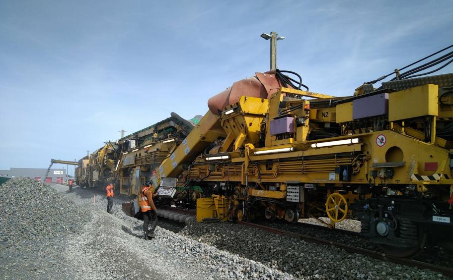 La dégarnisseuse RM900 d’Eiffage Rail à l’essai à Juigné-sur-Sarthe (72)